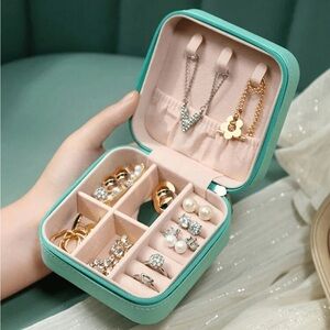 Compact Jewelry Storage Case NEW 🏷️